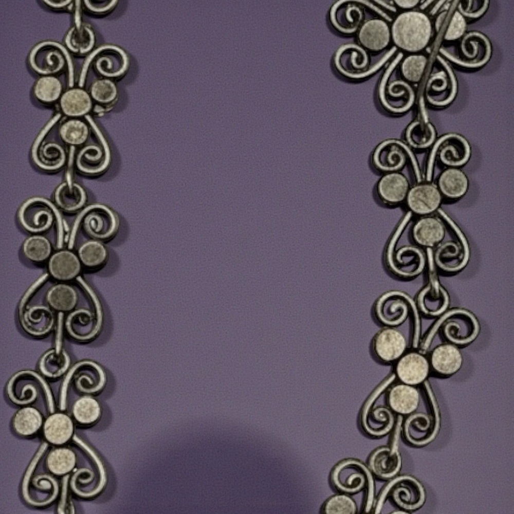 Gorgeous pair of Silver and Purple Floral Drop Earrings 45 grams - Picture 8 of 10